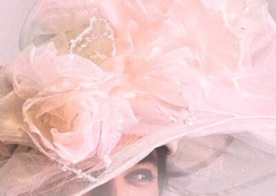 Capeline de mariée en tulle et organza boullonée garnie de fleurs de soie et de paillettes Chantal Gomez-Modiste a Joué les Tours 100% fabrication Française