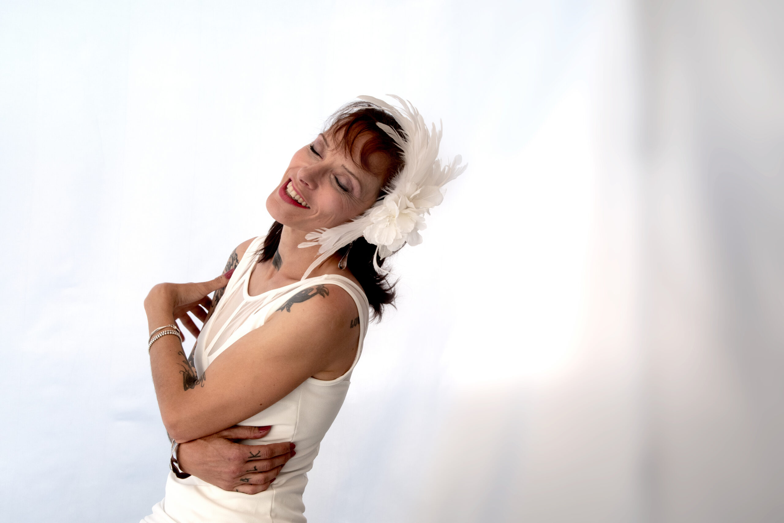 les chapeaux de nina isha coiffe mariage plume caresse 7108 nb
