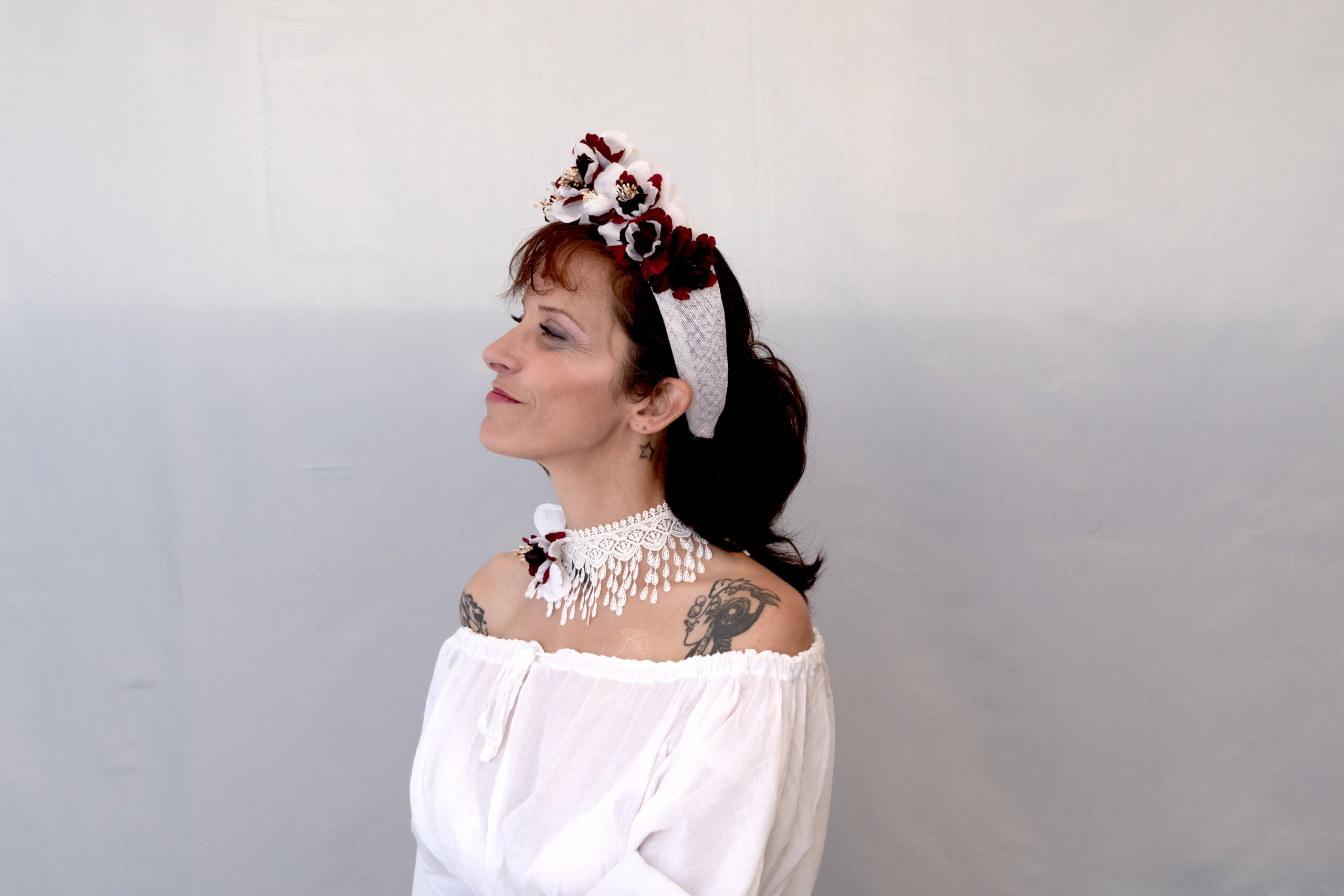Coiffe de mariée Les Chapeaux de Nina - Sinamay fleurs rouge et blanches sur serre-tête, fabrication Francaise