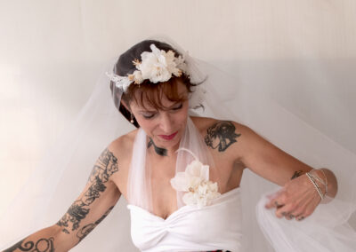 Coiffe de mariée Les Chapeaux de Nina - Sinamay, plumes frisées queue de coq, pétales de fleurs blanches et pistils dorés sur serre-tête- chapeau sur-mesure- Chantal Gomez modiste - Joué les Tours