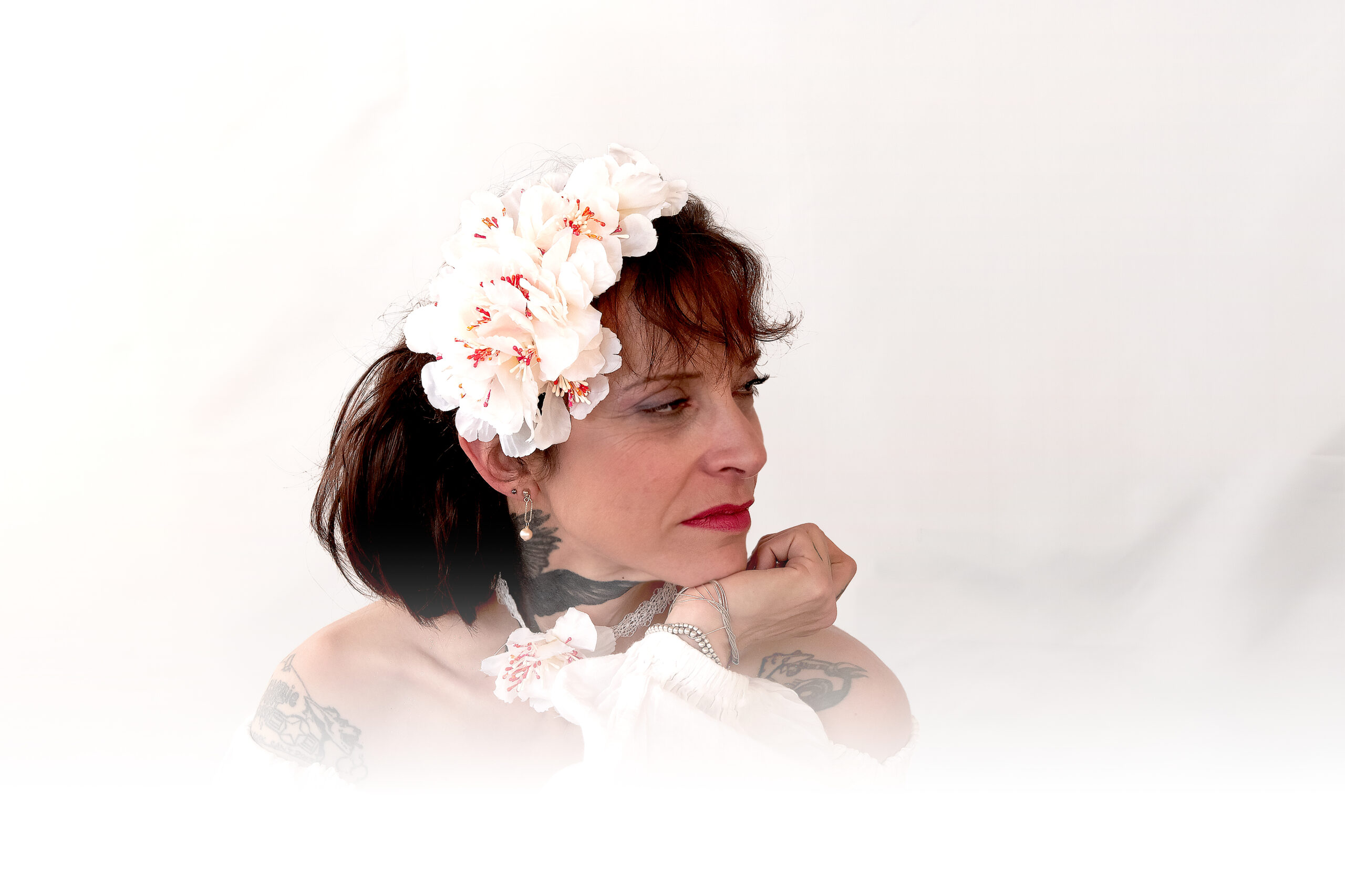 les chapeaux de nina isha coiffe fleurs blanches pistils rouges 7421