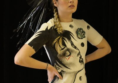 Salon Elegance et métiers d'arts-Les chapeaux de nina-chapeau de defilé noir et blanc avec fleurs