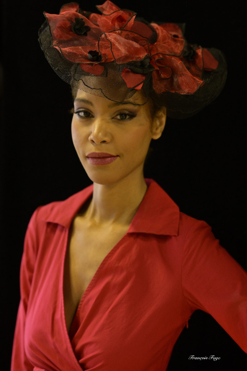 Salon Elegance et métiers d'arts-Les chapeaux de nina- Chapeau serre tête crin noir et fleurs rouges