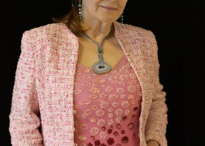 Salon Elegance et métiers d'arts-Les chapeaux de nina- Chapeau bibi rose et noir avec fleur et crin