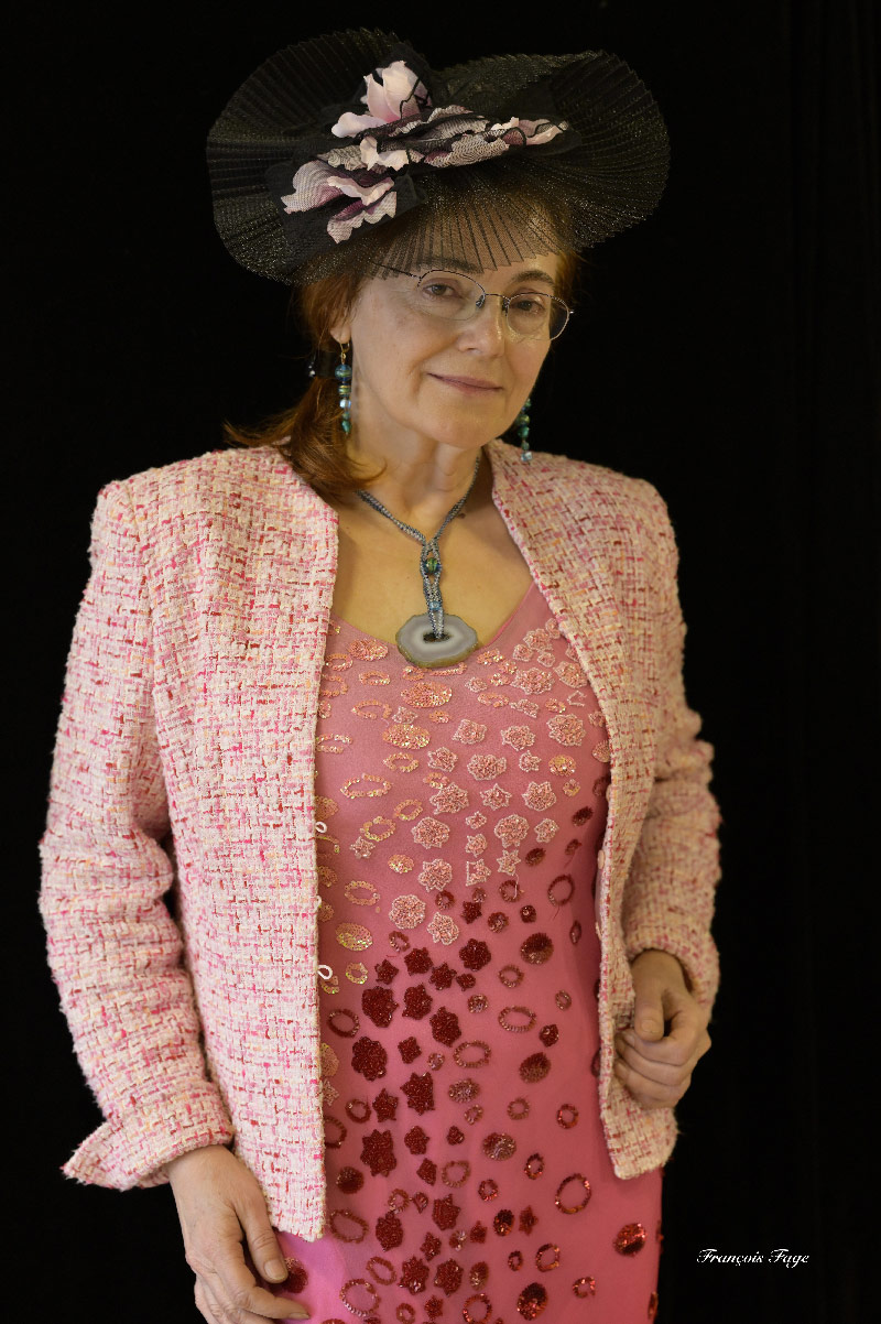 Salon Elegance et métiers d'arts-Les chapeaux de nina- Chapeau bibi rose et noir avec fleur et crin
