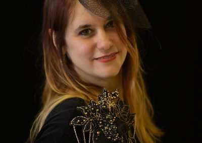 Salon Elegance et métiers d'arts-Les chapeaux de nina- Chapeau bibi or et noir avec crin