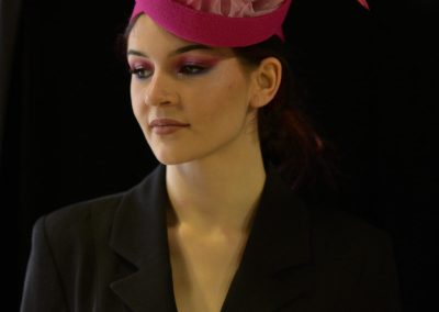 Salon Elegance et métiers d'arts-Les chapeaux de nina- Chapeau bibi feutre fushian avec organza et plumes