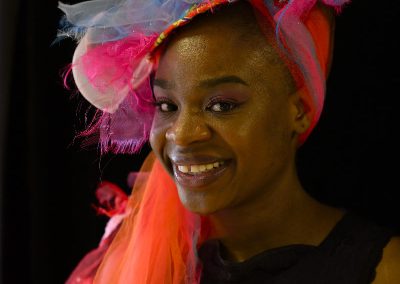 Salon Elegance et métiers d'arts-Les chapeaux de nina- Chapeau turban avec tulle rose orange Chantal Gomez-Modiste a Joué les Tours 100% fabrication Française