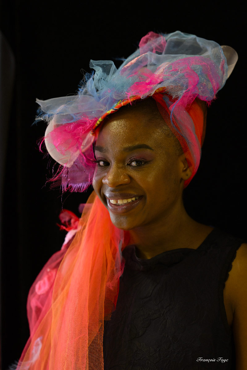 Salon Elegance et métiers d'arts-Les chapeaux de nina- Chapeau turban avec tulle rose orange Chantal Gomez-Modiste a Joué les Tours 100% fabrication Française