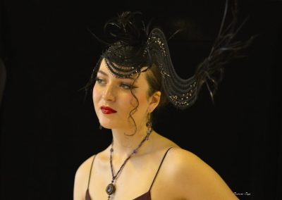 Salon Elegance et métiers d'arts-Les chapeaux de nina- Chapeau serre tête brodé perles de cristal mordorées Chantal Gomez-Modiste a Joué les Tours 100% fabrication Française