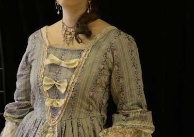 Chapeau époque Louis WV Création sur-mesure pour costume La corneille distinquée Chantal Gomez-Modiste a Joué les Tours 100% fabrication Française