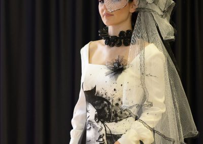 Salon Elegance et métiers d'arts-Les chapeaux de nina-Chapeau mariée noir et blanc avec voile Chantal Gomez-Modiste a Joué les Tours 100% fabrication Française
