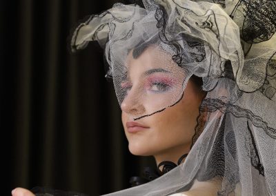 Salon Elegance et métiers d'arts-Les chapeaux de nina-Chapeau défilé robe de mariée noir et blanc brodé fleurs-portrait