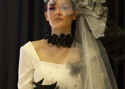 Salon Elegance et métiers d'arts-Les chapeaux de nina-Chapeau défilé robe de mariée noir et blanc