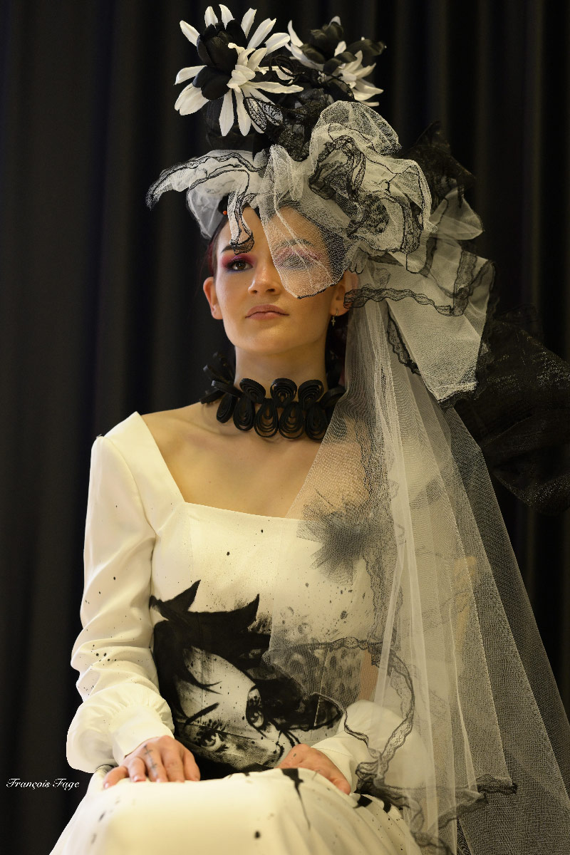 Salon Elegance et métiers d'arts-Les chapeaux de nina-Chapeau défilé robe de mariée noir et blanc