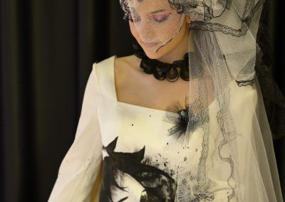 Salon Elegance et métiers d'arts-Les chapeaux de nina-Chapeau défilé robe de mariée noir et blanc brodé fleurs