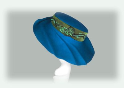 Chantal Gomez-Modiste près de Tours en Indre et Loire Création de chapeaux de feutre sur-mesure Capeline de feutre merinos bleu garnie d'un ganon bronze brodé à la main de perles et de dentelle guipure