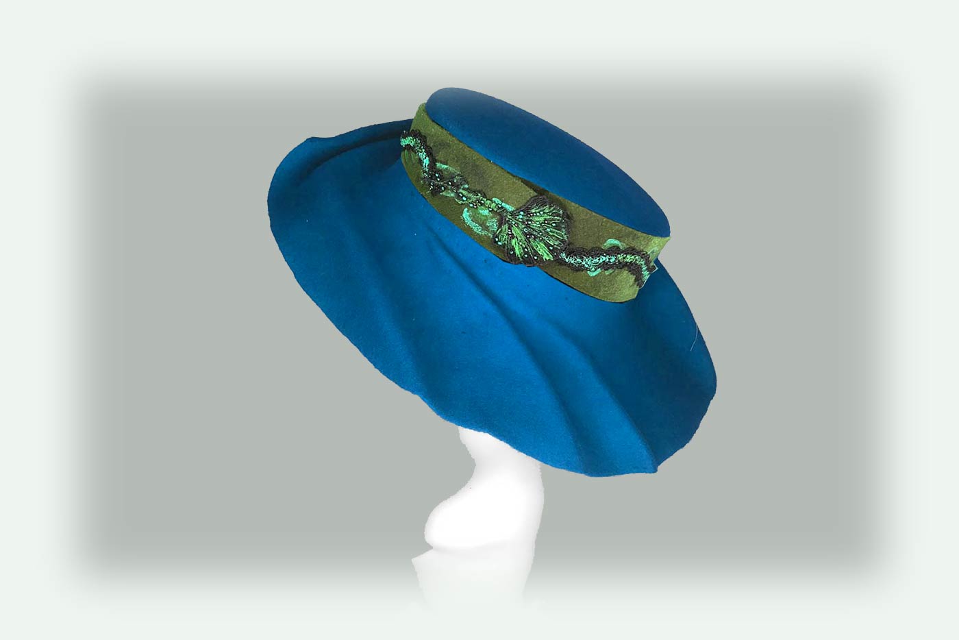 Chantal Gomez-Modiste près de Tours en Indre et Loire Création de chapeaux de feutre sur-mesure Capeline de feutre merinos bleu garnie d'un ganon bronze brodé à la main de perles et de dentelle guipure